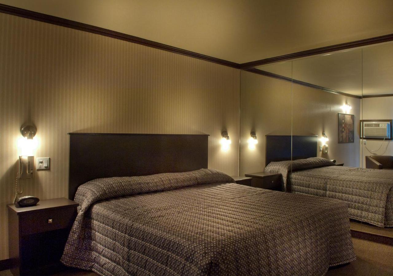 מלון Ramada By Wyndham לאוול מראה חיצוני תמונה
