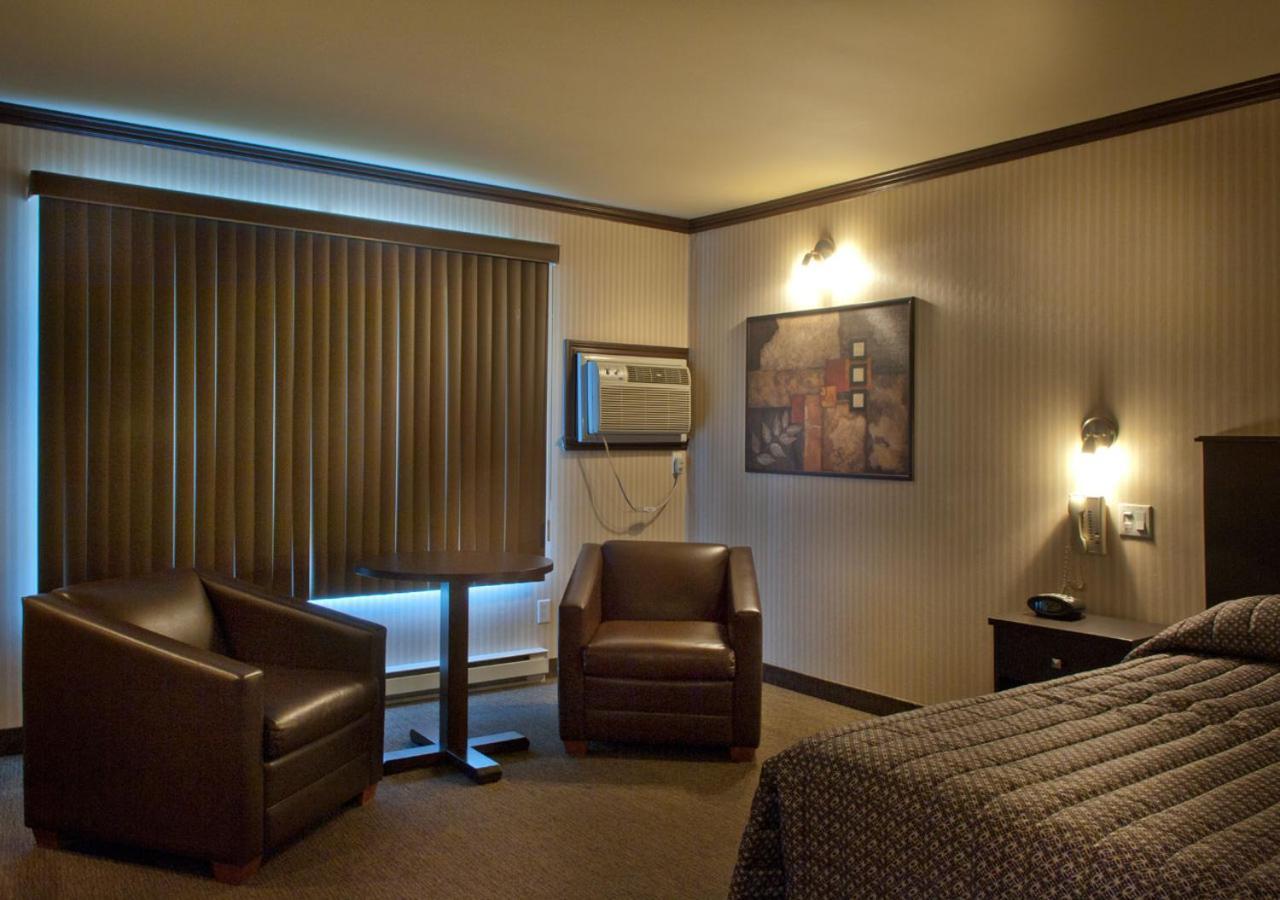 מלון Ramada By Wyndham לאוול מראה חיצוני תמונה