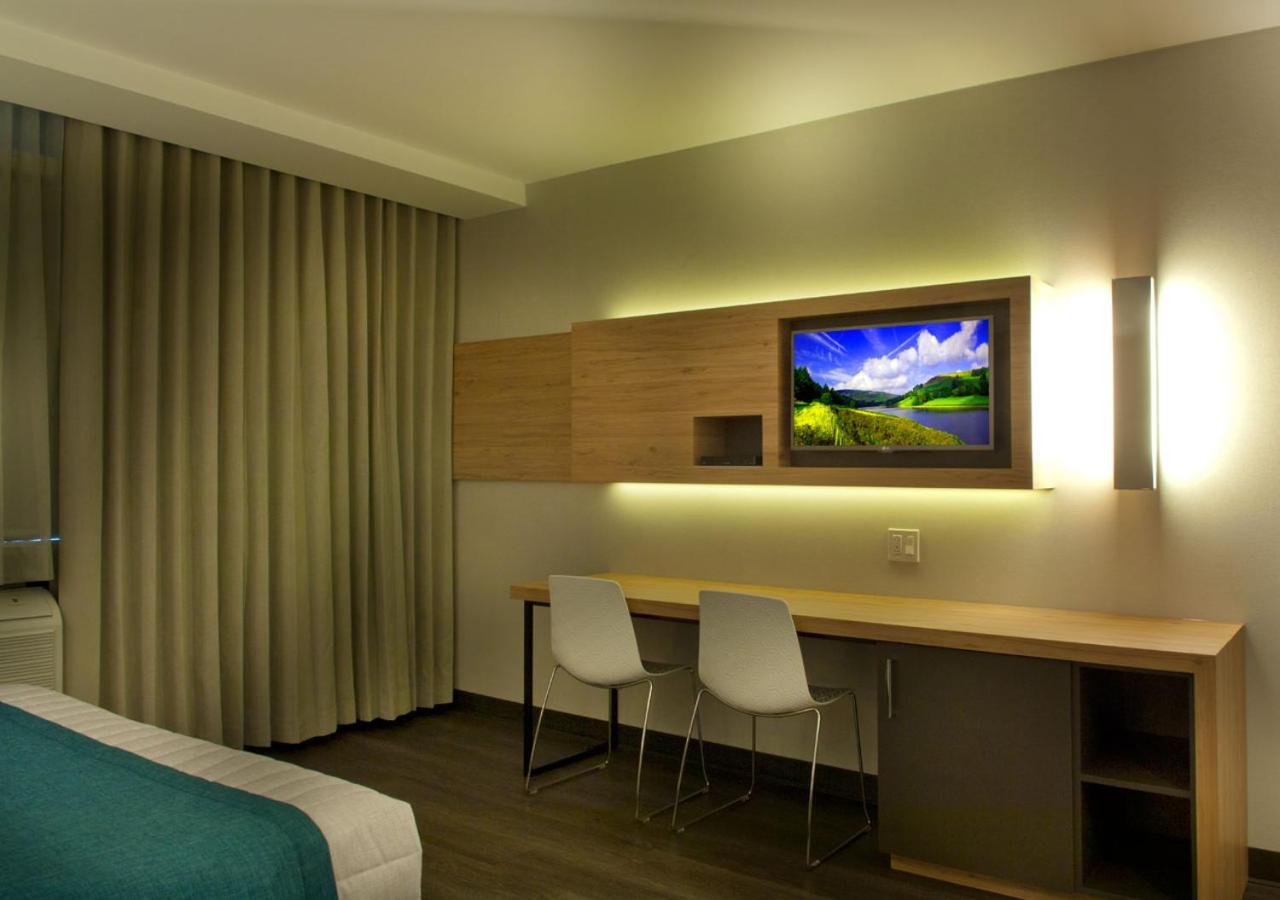מלון Ramada By Wyndham לאוול מראה חיצוני תמונה