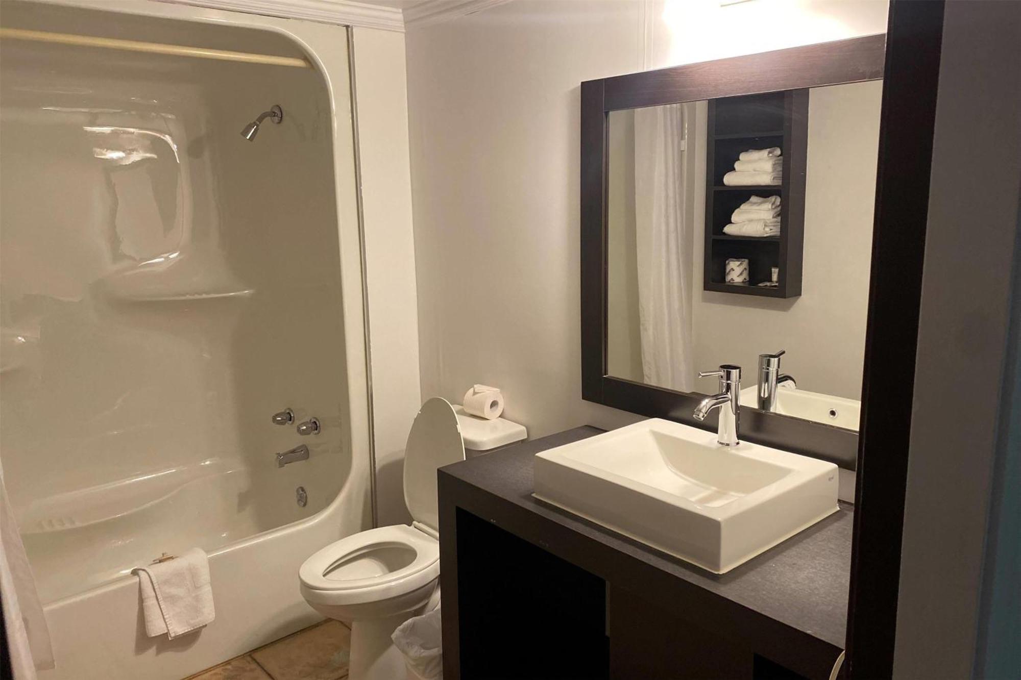 מלון Ramada By Wyndham לאוול מראה חיצוני תמונה