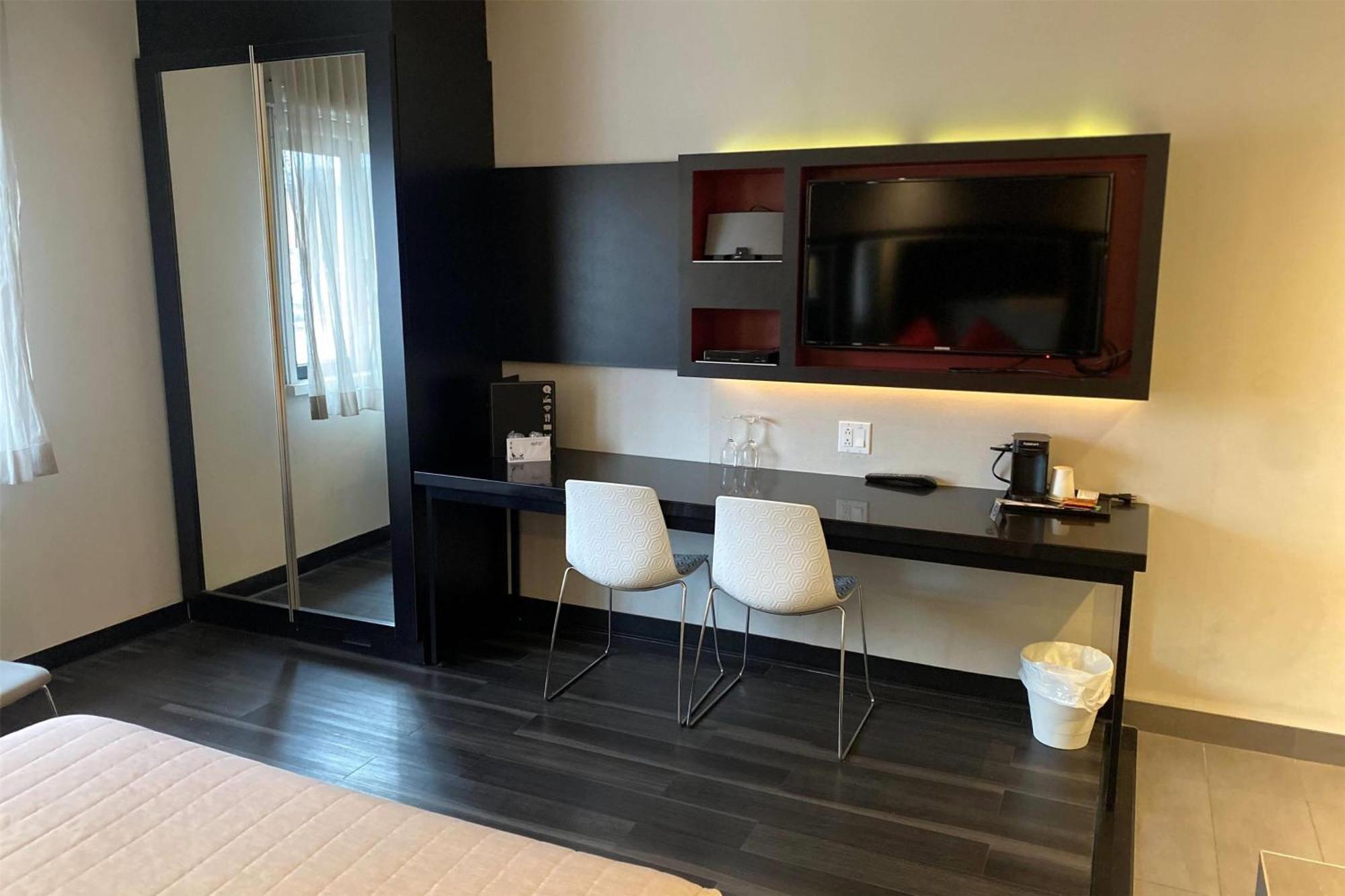 מלון Ramada By Wyndham לאוול מראה חיצוני תמונה