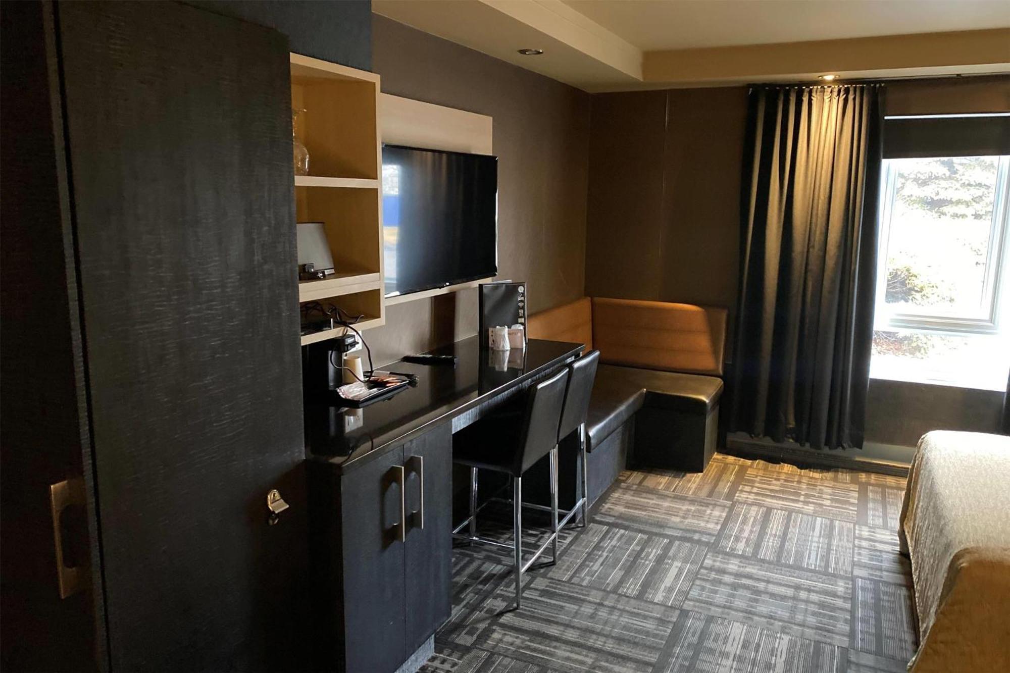 מלון Ramada By Wyndham לאוול מראה חיצוני תמונה
