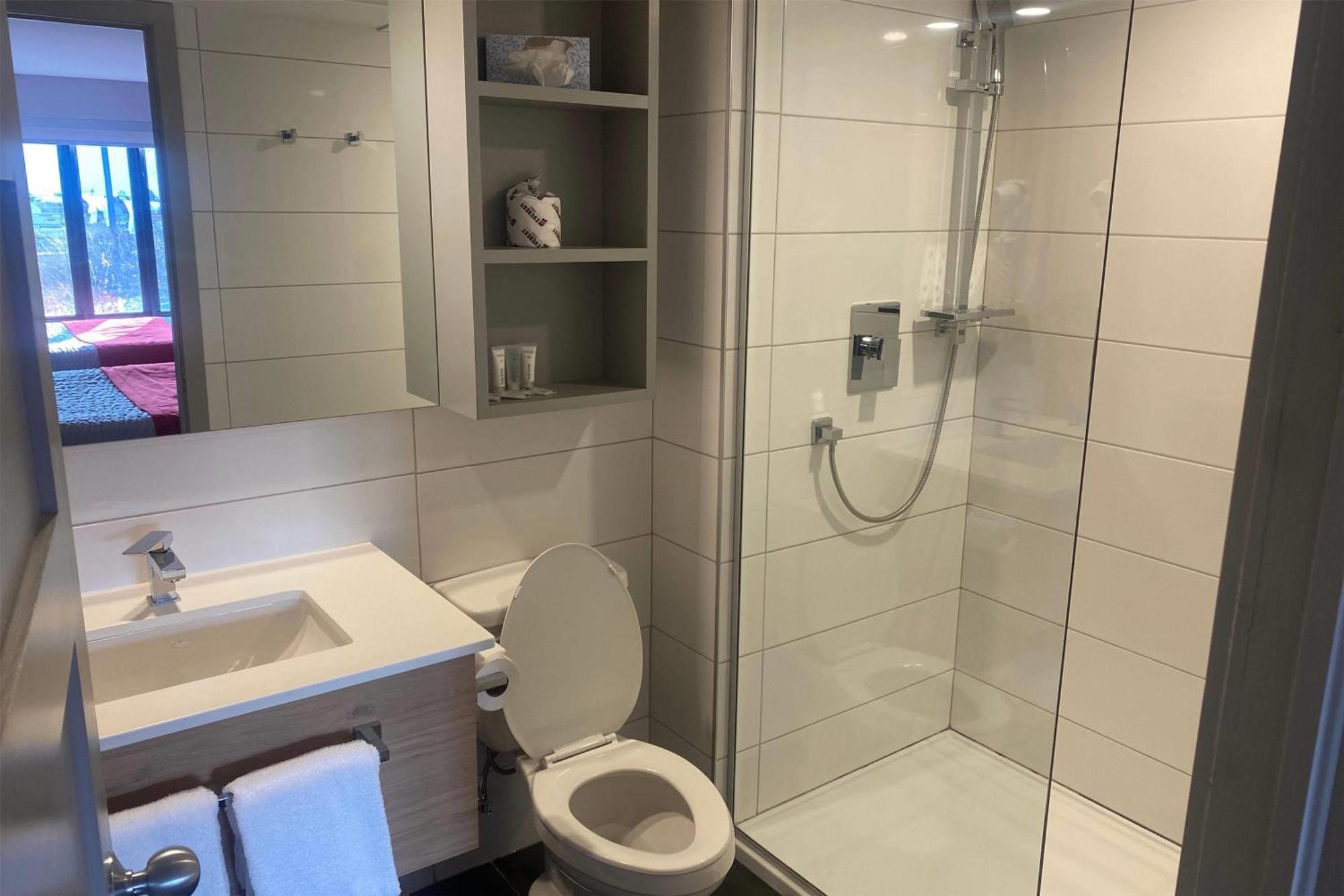 מלון Ramada By Wyndham לאוול מראה חיצוני תמונה