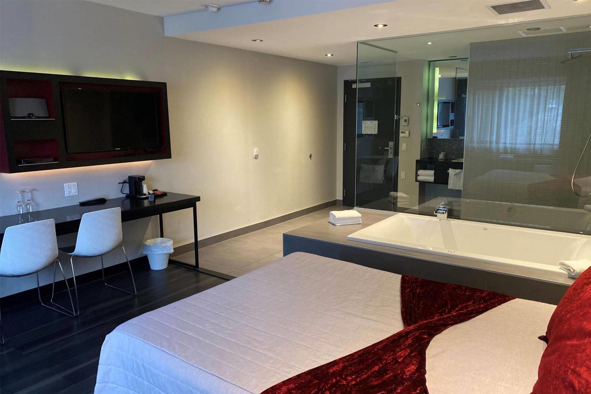 מלון Ramada By Wyndham לאוול מראה חיצוני תמונה
