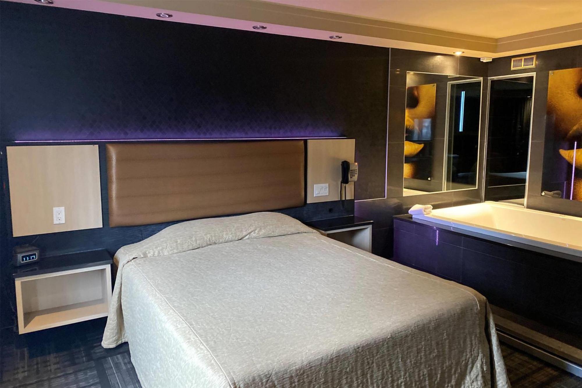 מלון Ramada By Wyndham לאוול מראה חיצוני תמונה