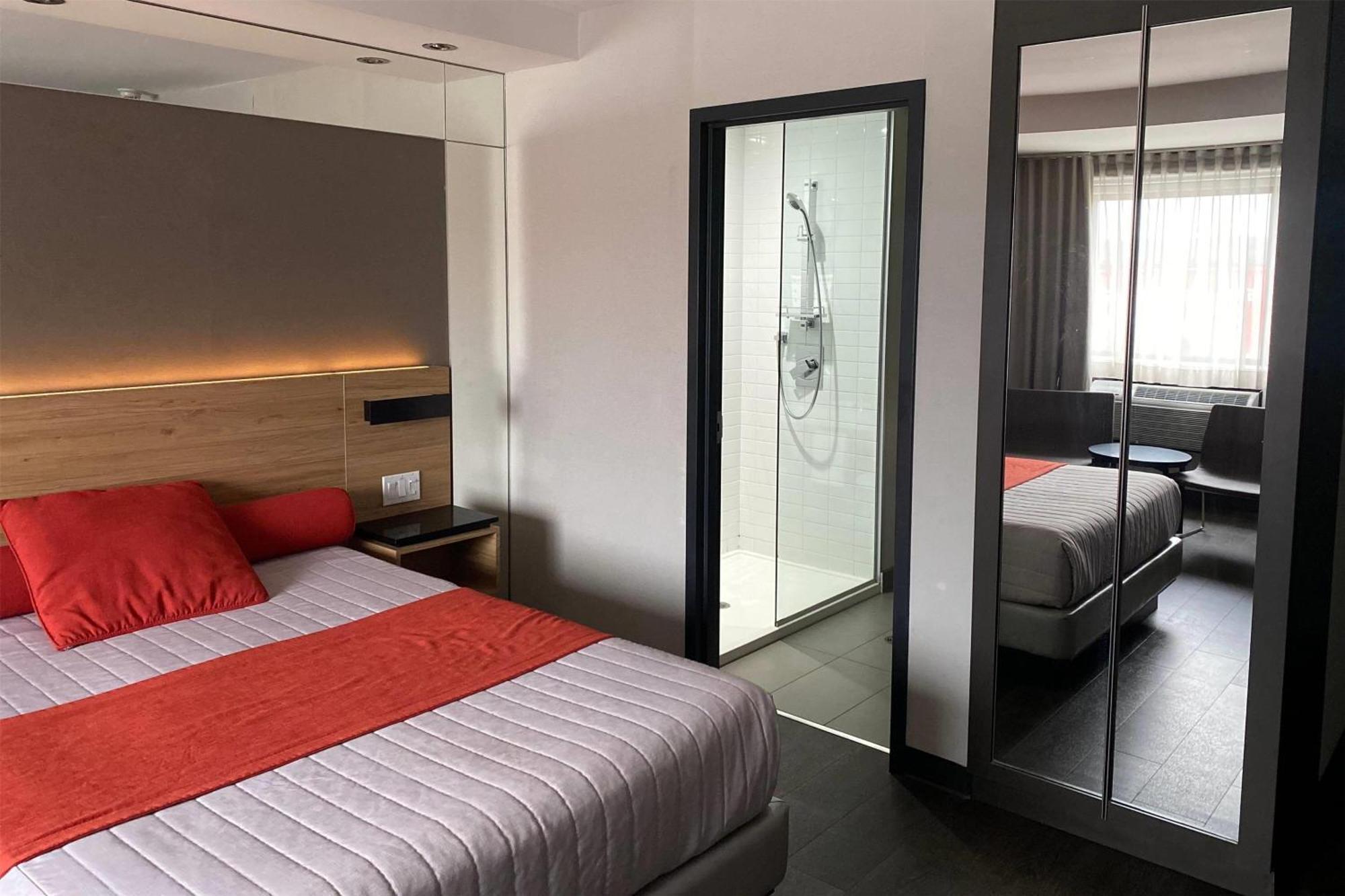 מלון Ramada By Wyndham לאוול מראה חיצוני תמונה