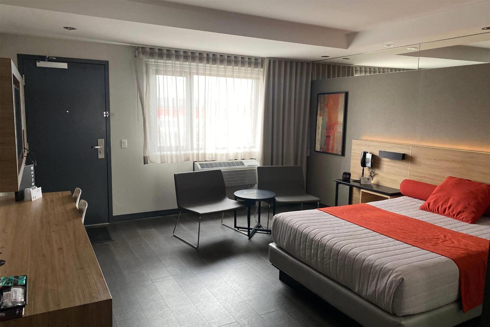 מלון Ramada By Wyndham לאוול מראה חיצוני תמונה