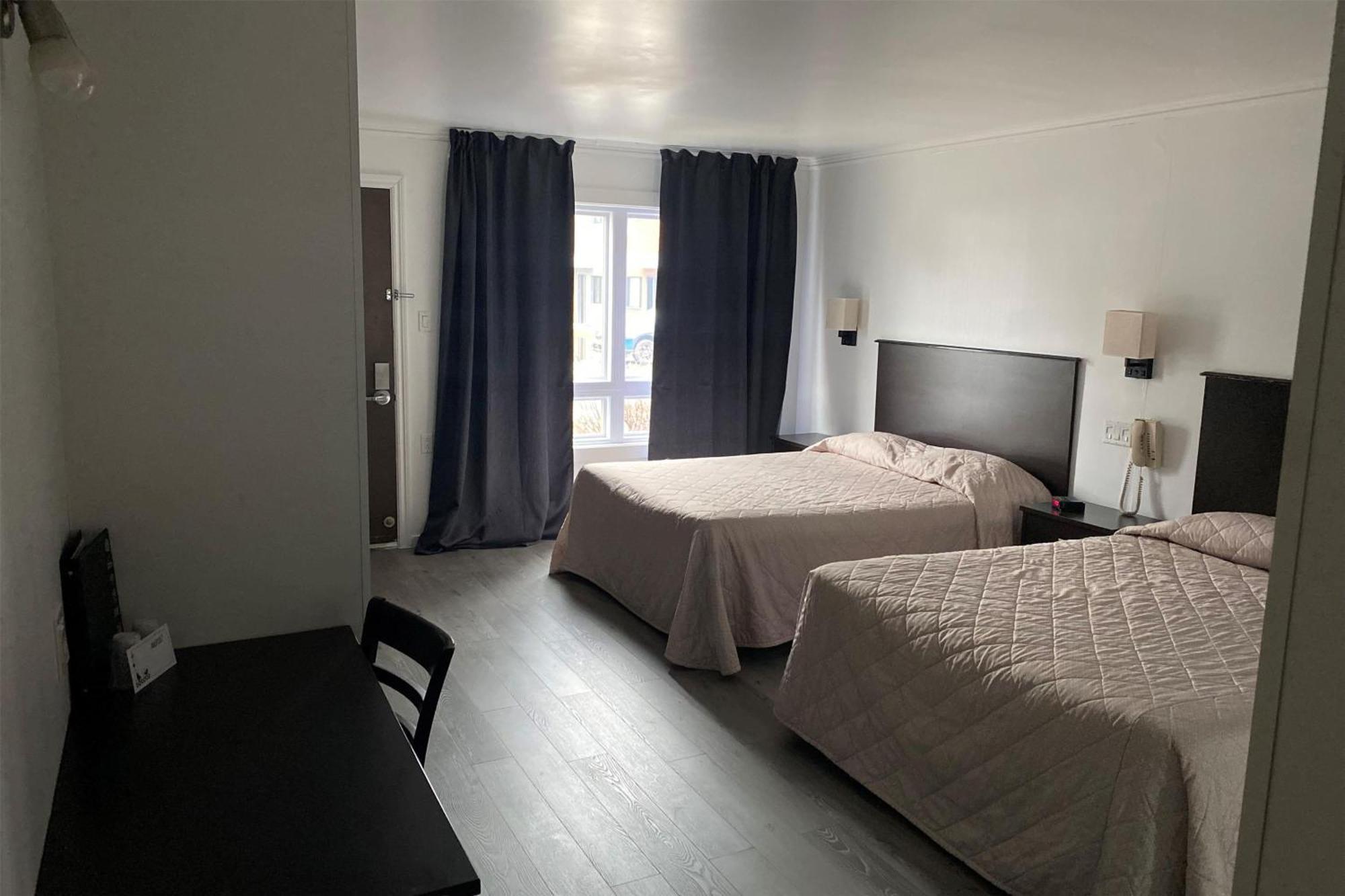 מלון Ramada By Wyndham לאוול מראה חיצוני תמונה