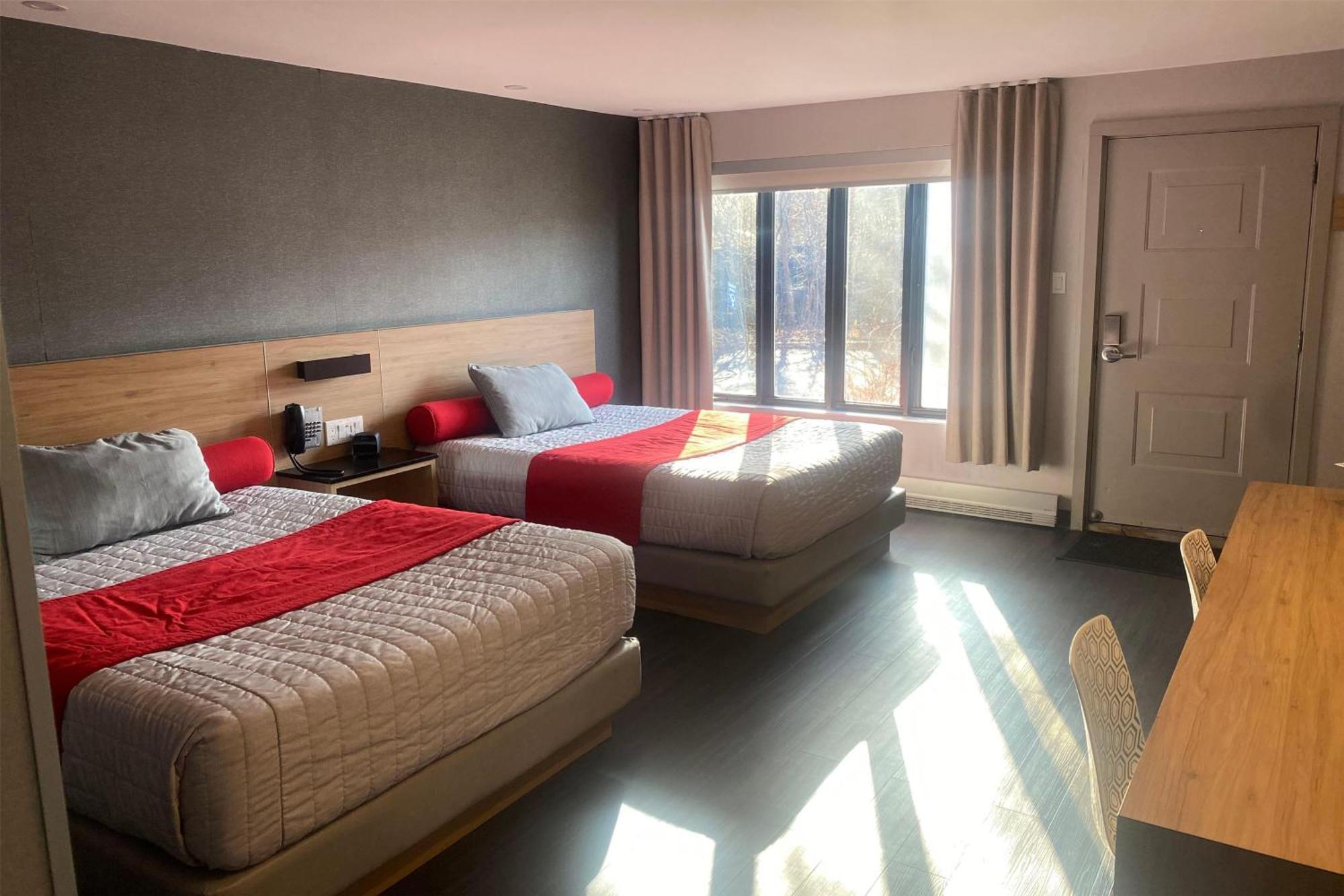מלון Ramada By Wyndham לאוול מראה חיצוני תמונה