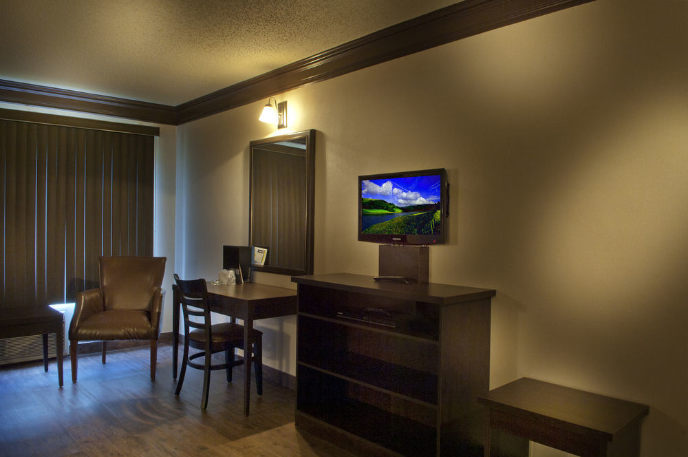 מלון Ramada By Wyndham לאוול מראה חיצוני תמונה