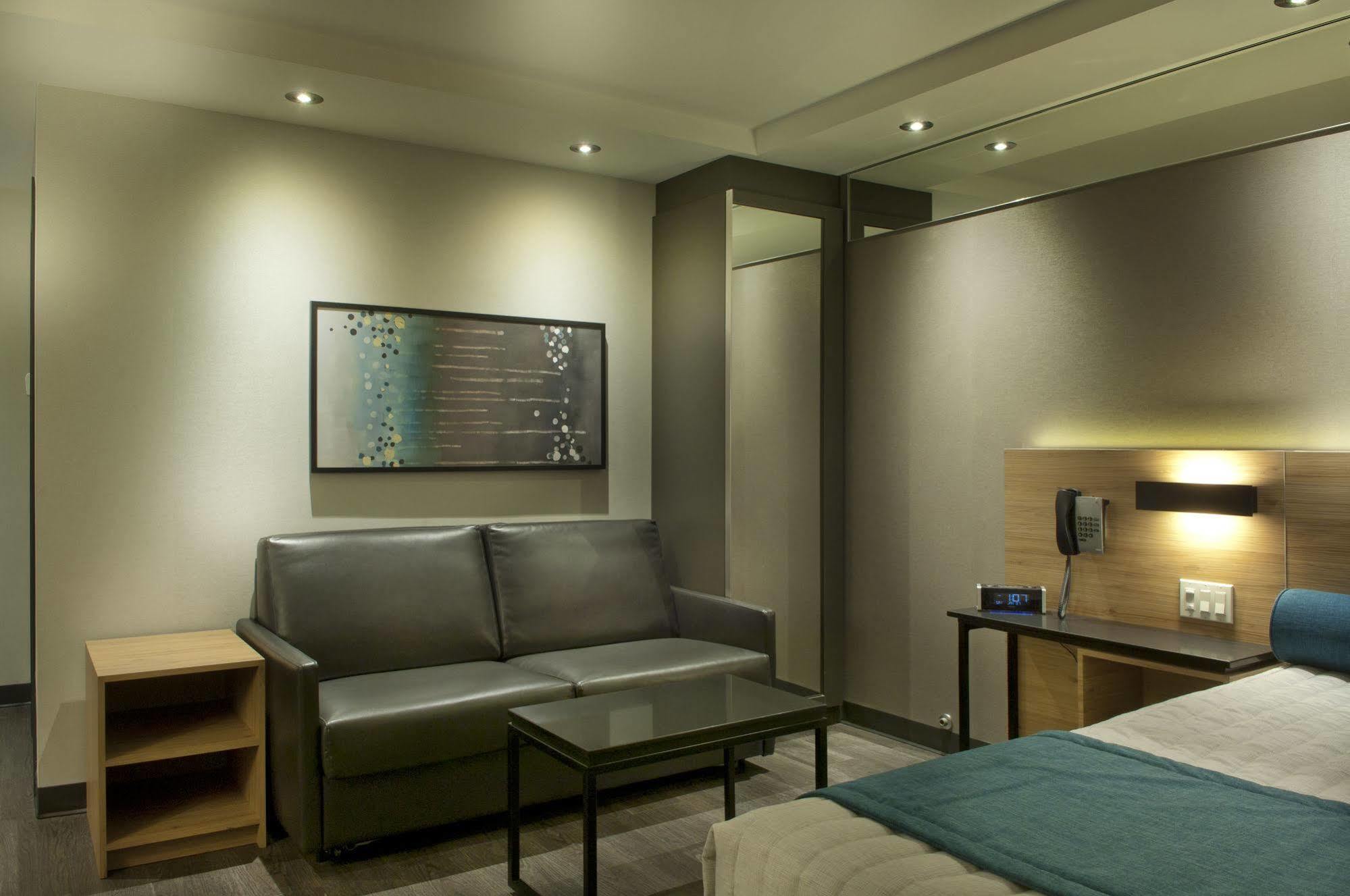 מלון Ramada By Wyndham לאוול מראה חיצוני תמונה