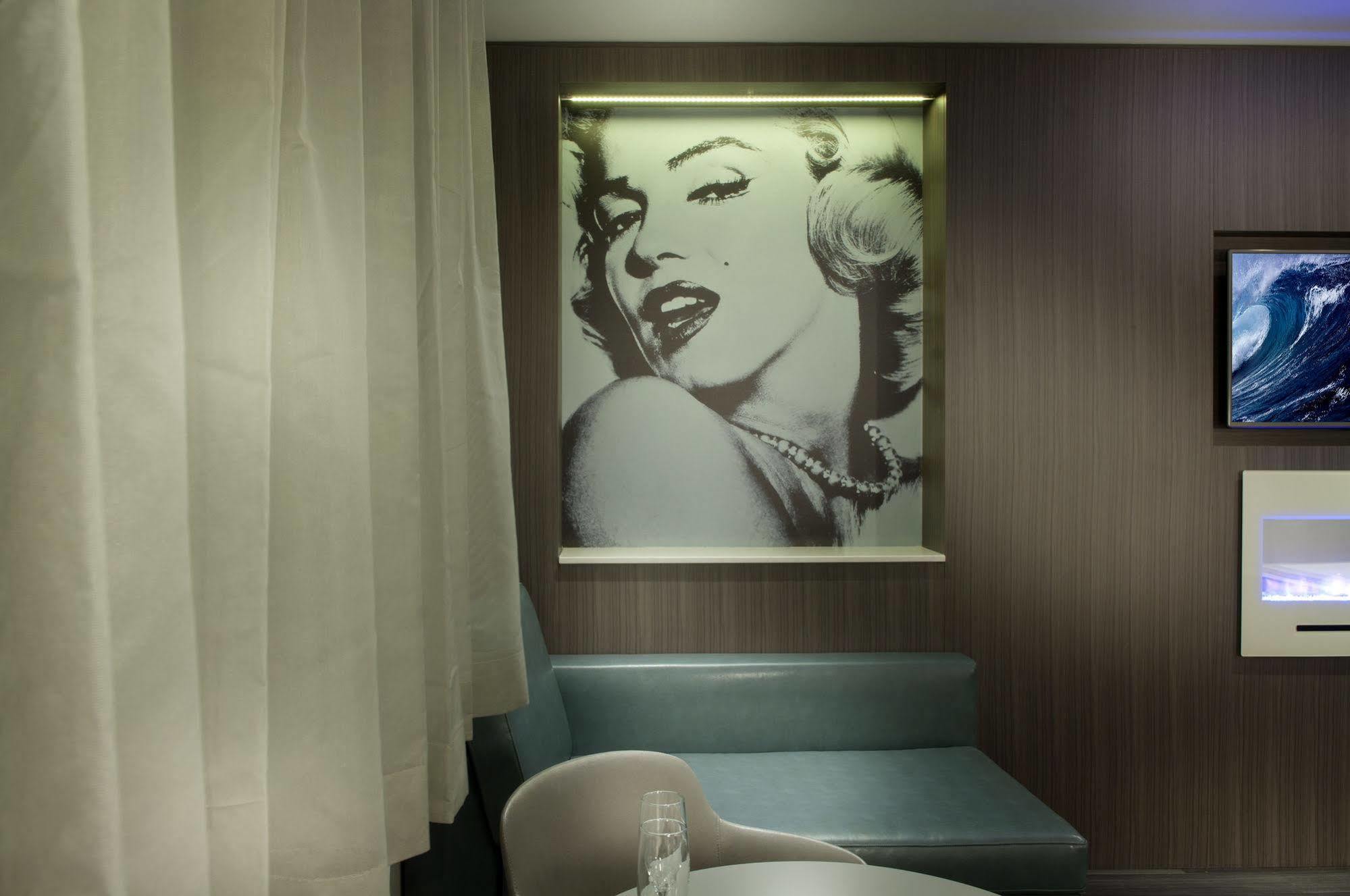 מלון Ramada By Wyndham לאוול מראה חיצוני תמונה